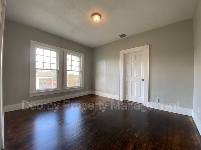 Building Photo - 2802 Fairview Dr