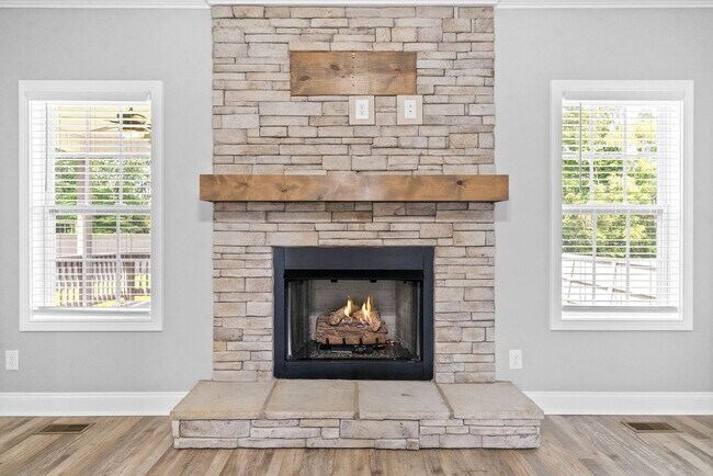 Building Photo - Pet Friendly Three Bedroom with Bonus!