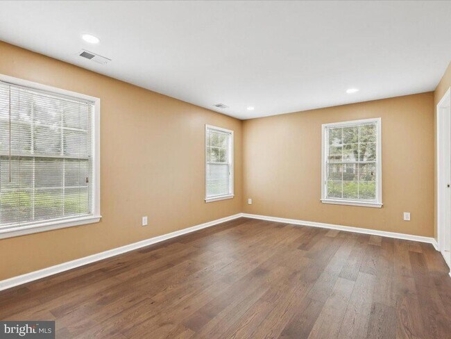 Building Photo - 204 Salem Ct