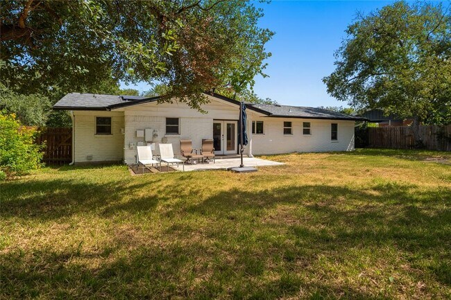 Building Photo - 1211 Sahara Ave