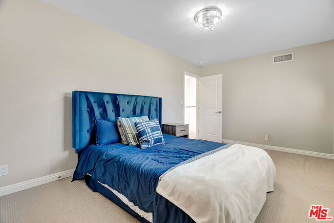 Building Photo - 4952 Placidia Ave