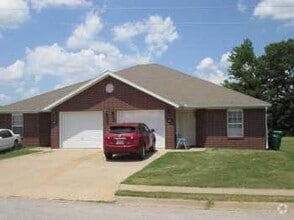 Building Photo - 831 Meadowlands Dr