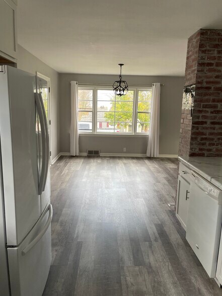 Building Photo - 526 Bank St