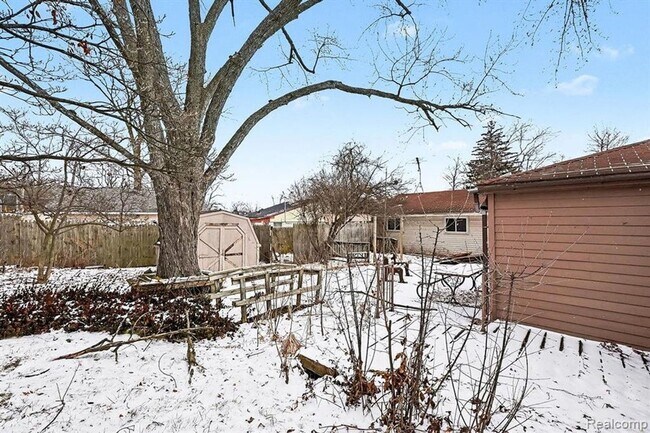 Building Photo - 672 Linda Vista Dr