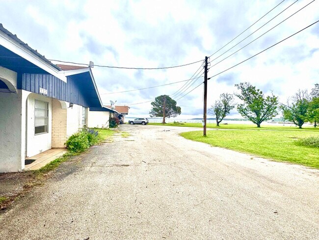 Building Photo - 132 Lake Breeze Dr