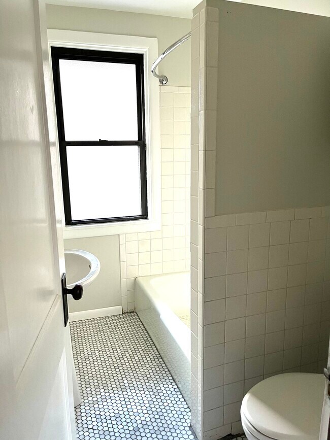 Building Photo - 219 Main St