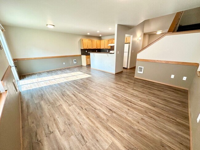 Building Photo - Updated Townhouse in Ellenbsurg