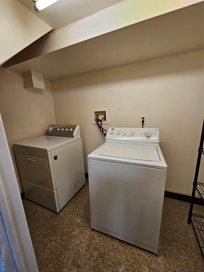 Building Photo - 102 Birchwood Park Dr