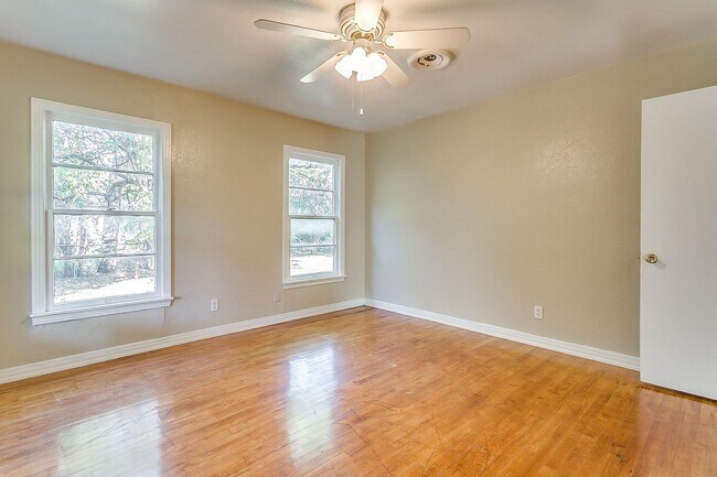 Building Photo - Ready for New Tenants- 2 bedroom 1 bath with an Additional Flex Room  Minutes from TCU- 76109