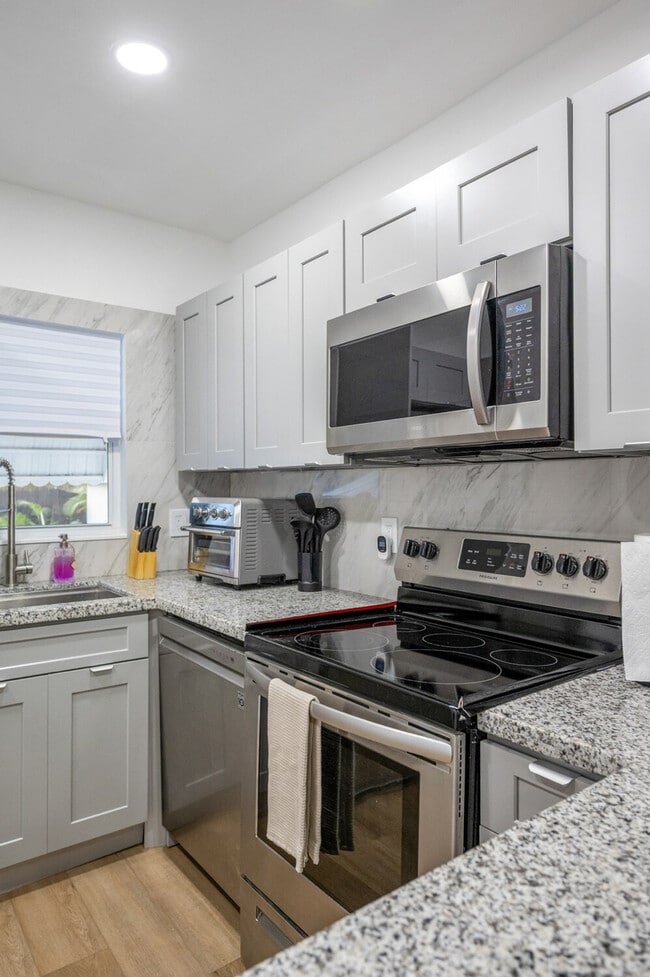 Building Photo - 310 NE 58th Terrace