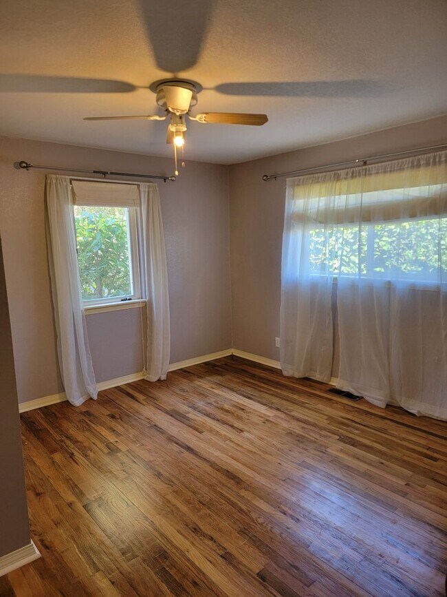 Building Photo - Charming 3 Bed, 1 Bath House with Fenced Yard, Bonus Room and Close to Willamette Park !