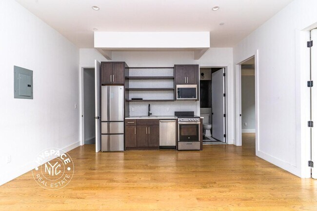 Primary Photo - 644 Lorimer St