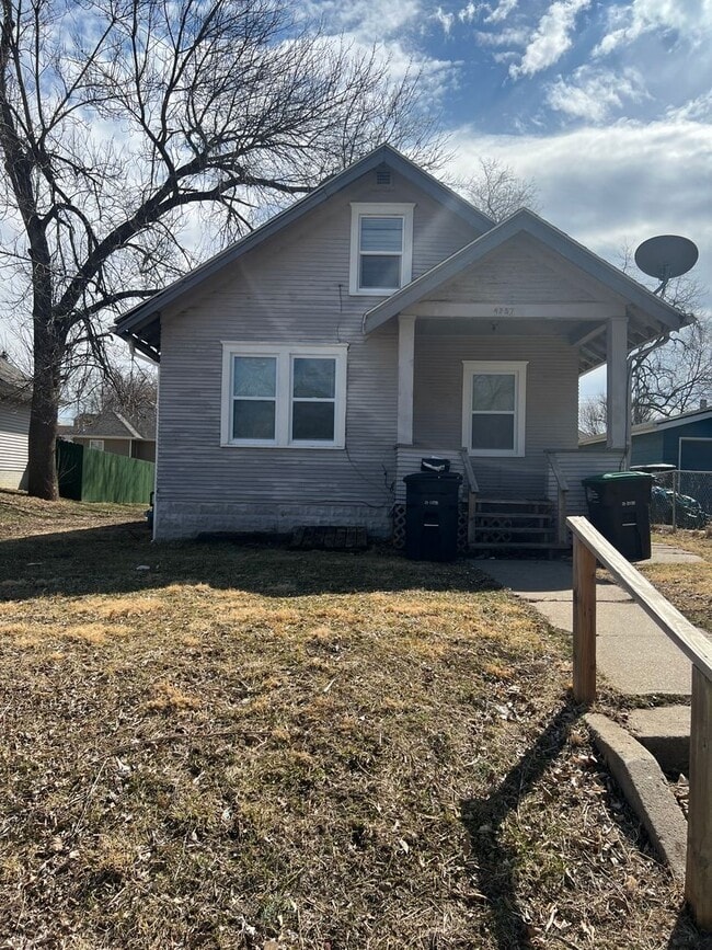 Building Photo - 3 Bedroom/ 1 Bathroom $1050