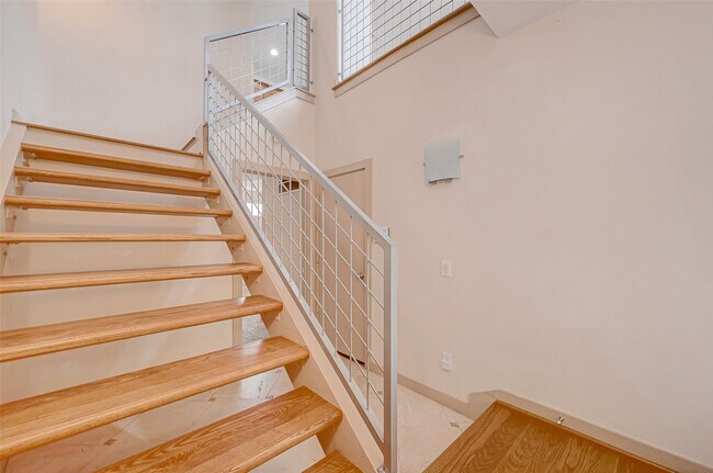 Building Photo - 5315 Lillian St