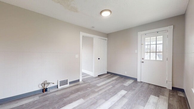 Building Photo - Lorain 2 Bedroom Single Family Home