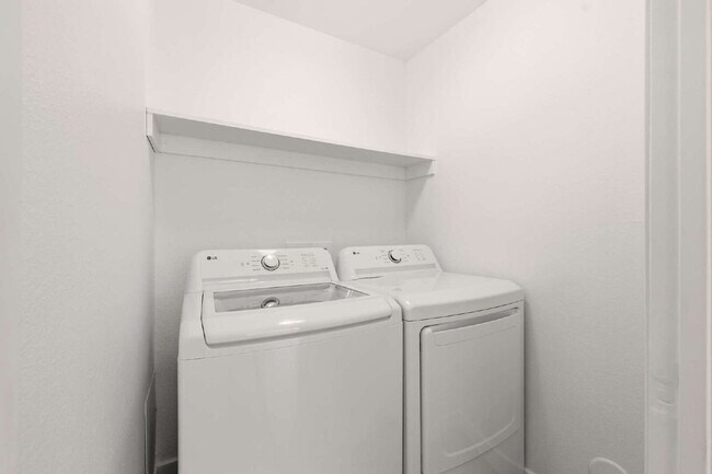 Building Photo - Light and Bright 2-Bed 2-Bath Home Available Immediately!