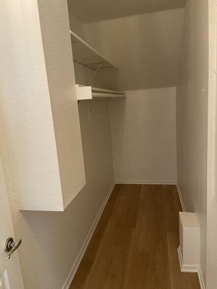 Building Photo - 10920 Moorpark