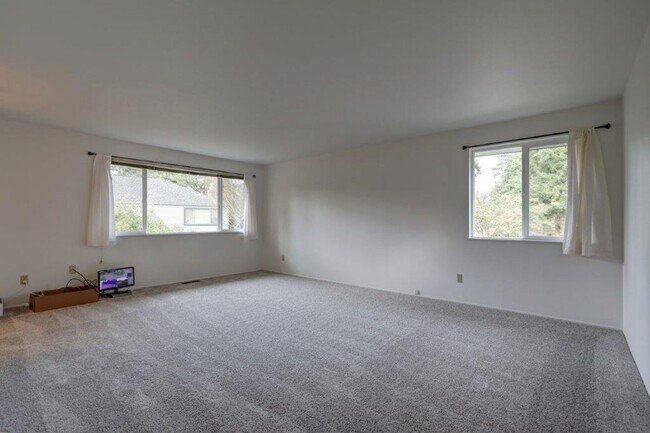 Building Photo - Spacious 4 Bedroom/3ba Bath Bellevue Home Available Now!