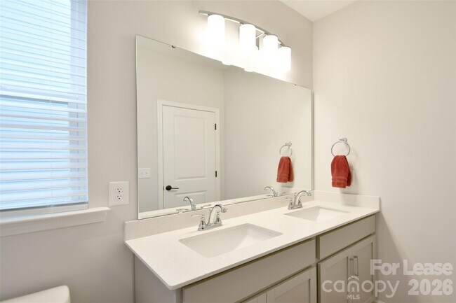 Building Photo - 114 Isleworth Ave