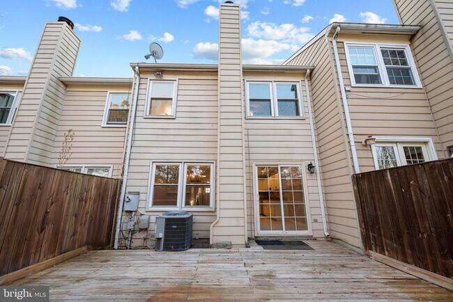 Building Photo - 6104 Old Brentford Ct