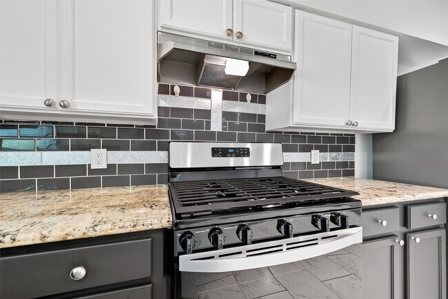 Building Photo - 5635 Belarbor St