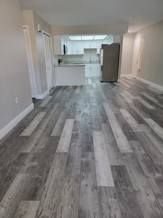 Building Photo - 5008 Manatee Ave W