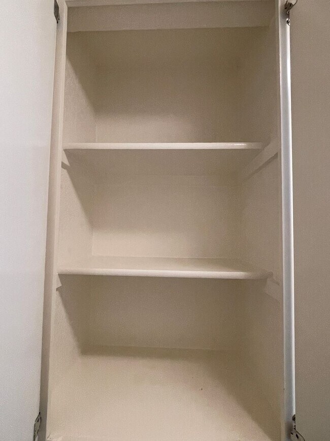 Building Photo - Chico 3 bed 2 bath Condo, Pool, Reserved Parking, upstair unit. newly refurbished