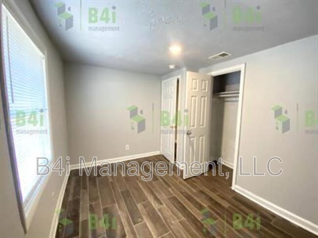 Building Photo - 8012 Green St