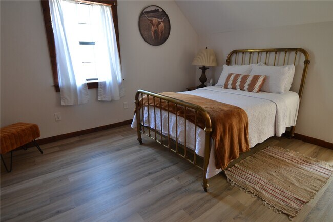 Building Photo - 2611 Primrose Dr