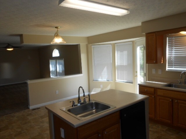 Building Photo - 486 Zoar Street