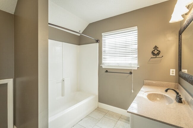 Building Photo - 3 bedroom, 2 bathroom home in the Southside!