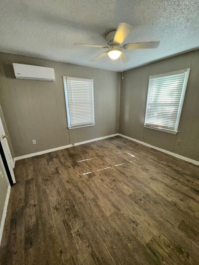 Building Photo - 3 Bedroom