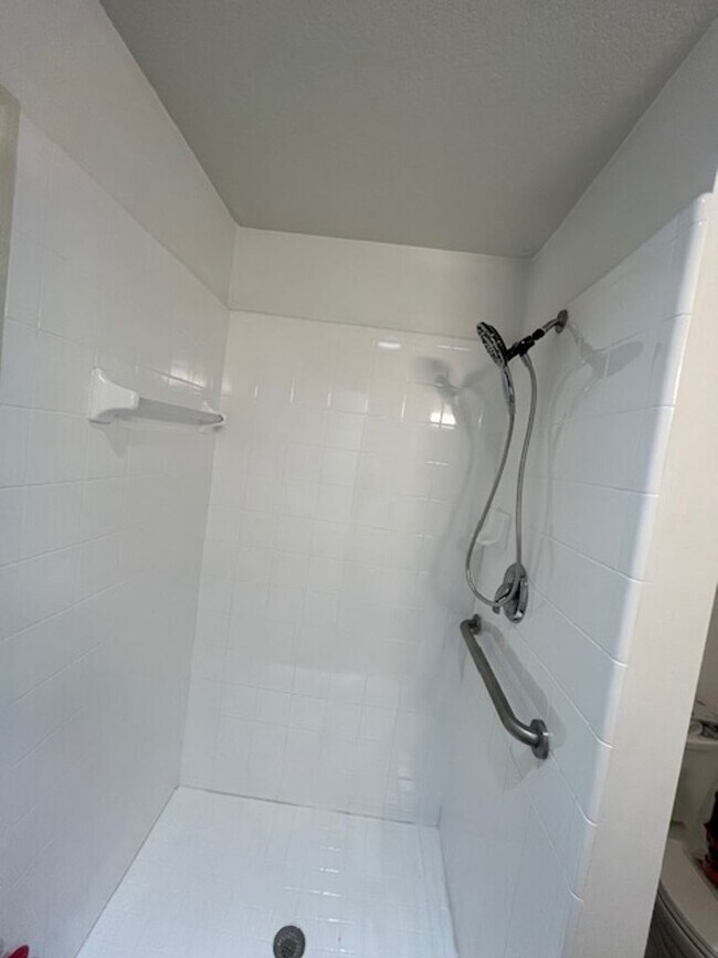 Building Photo - Beautiful and completely Renovated 3/2 fen...