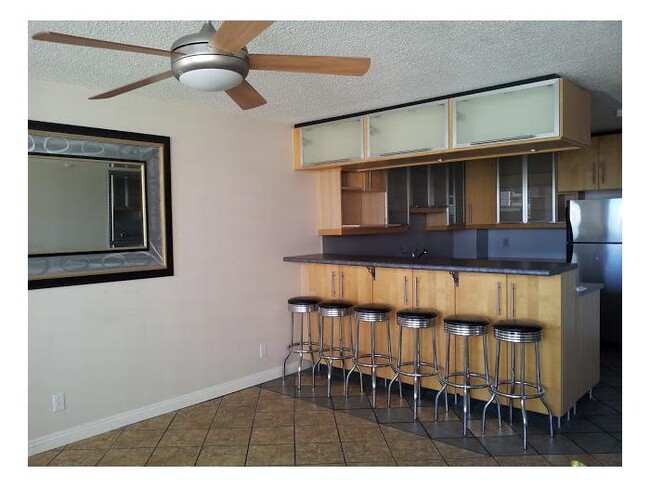 Living room area with ceiling fan. - 1255 Nuuanu Ave