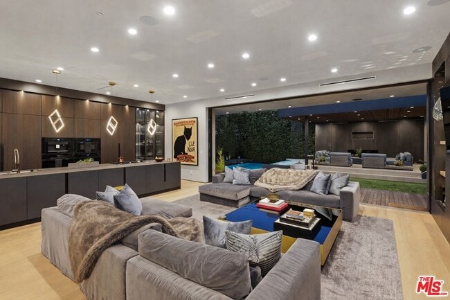 Building Photo - 418 N Sweetzer Ave