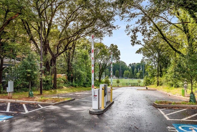 Building Photo - 112 Rogers St NE