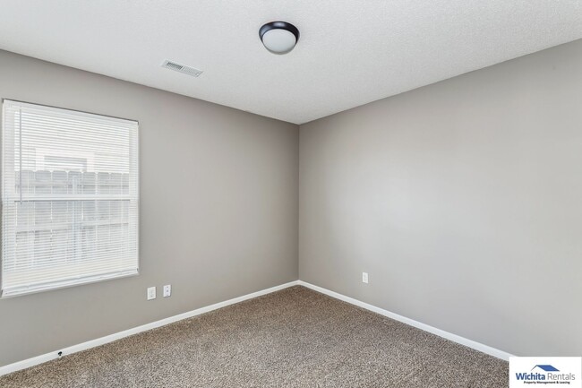 Building Photo - 3 bedroom, 2 bath duplex