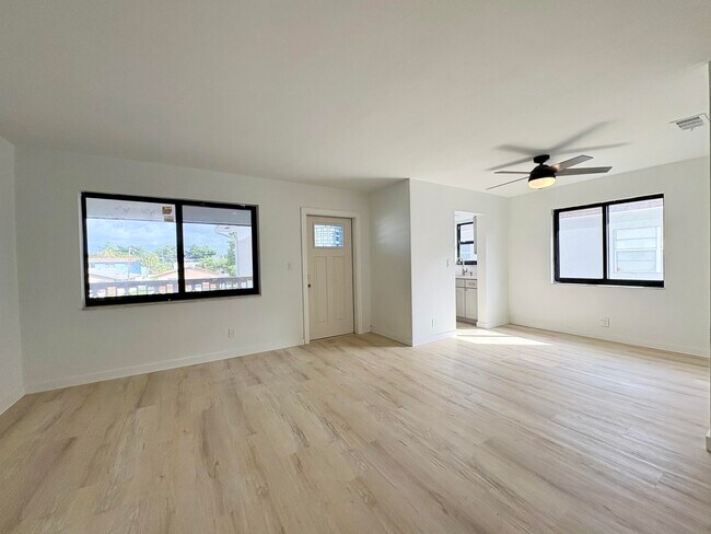 Building Photo - 305 SE 9th Ave