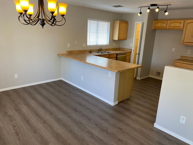 Building Photo - 4 Bedroom, 3 bath, two story with loft in ...