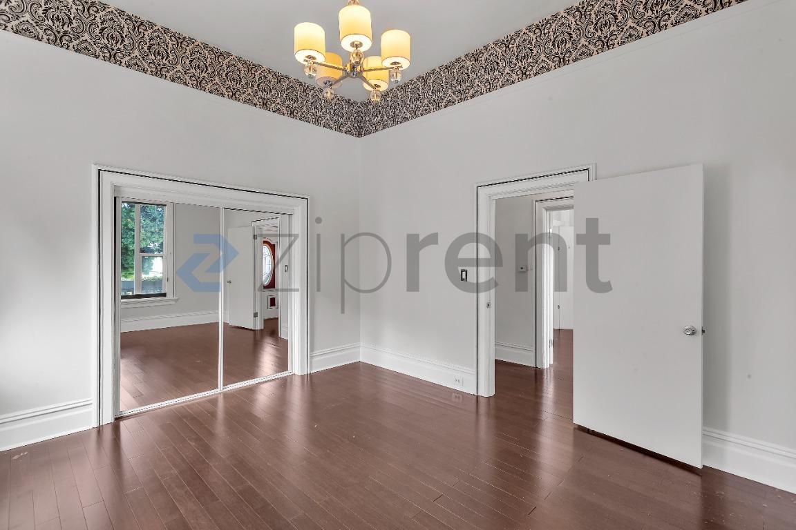 Building Photo - Unit 1005