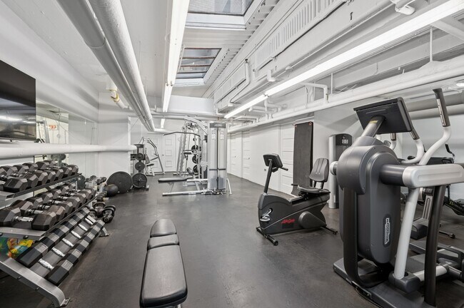 Building Photo - 2130 N Lincoln Park W