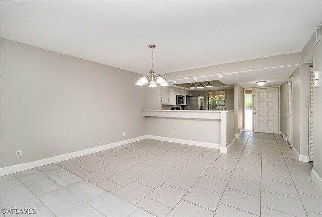 Building Photo - 135 Cypress Way E