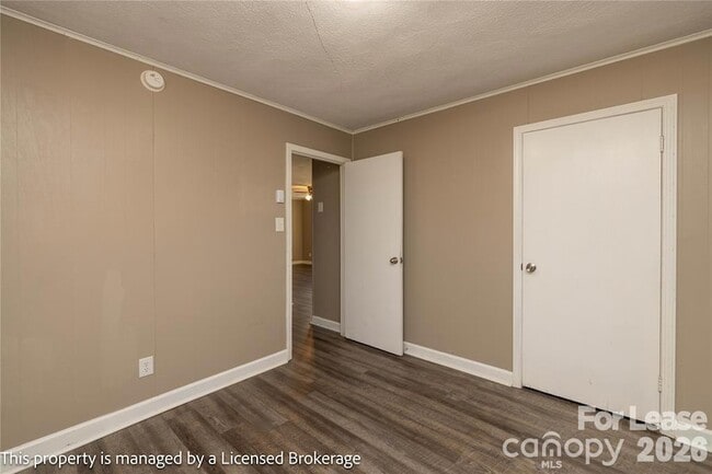 Building Photo - 213 Roslyn Rd