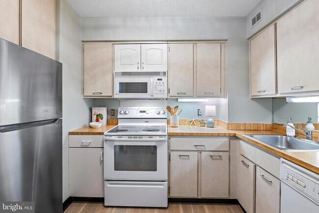 Building Photo - 100 Severn Ave