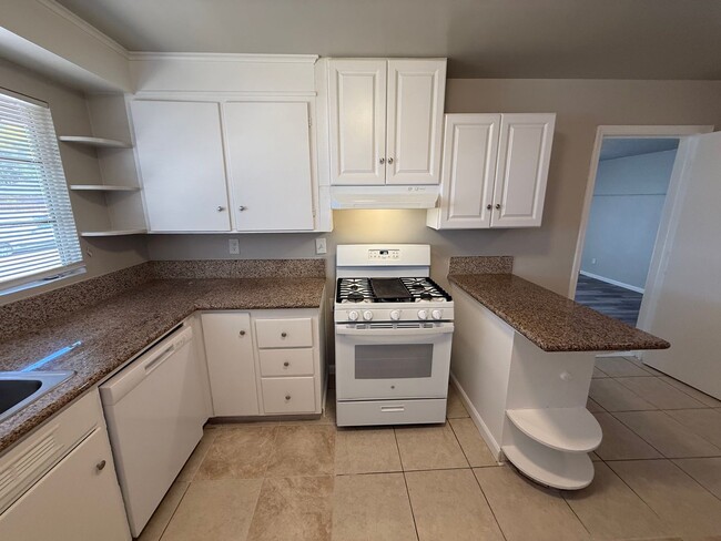 Building Photo - APPLY NOW!! 4 BEDROOM HOME!!