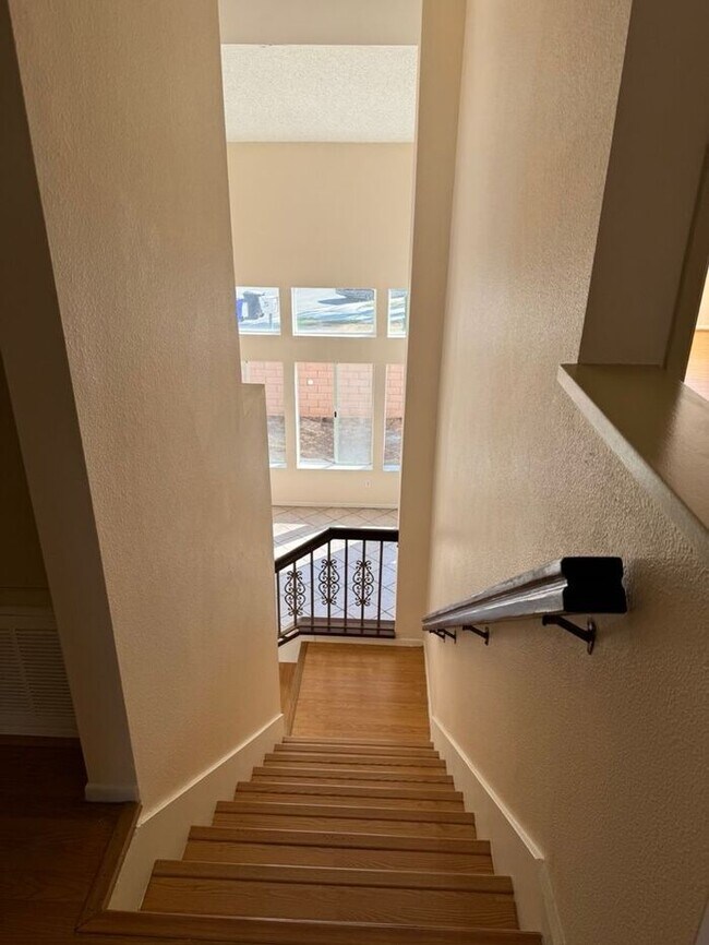 Building Photo - Beautiful 3 Bedroom House in Private Fontana Area CA 92337