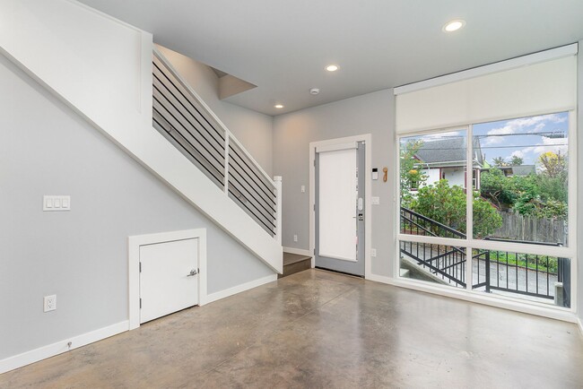 Building Photo - 3 Bd / 2.5 Ba Seattle Townhome