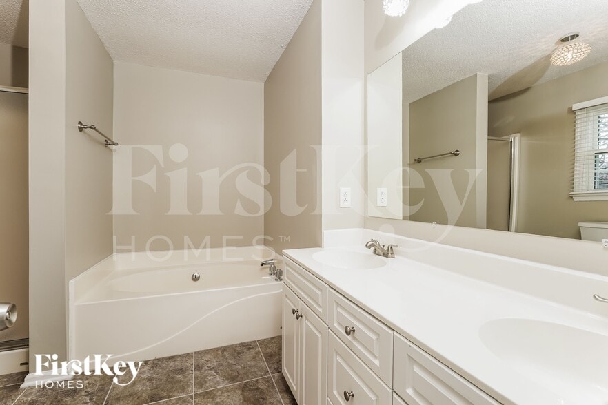 Building Photo - 4512 Princess Dr