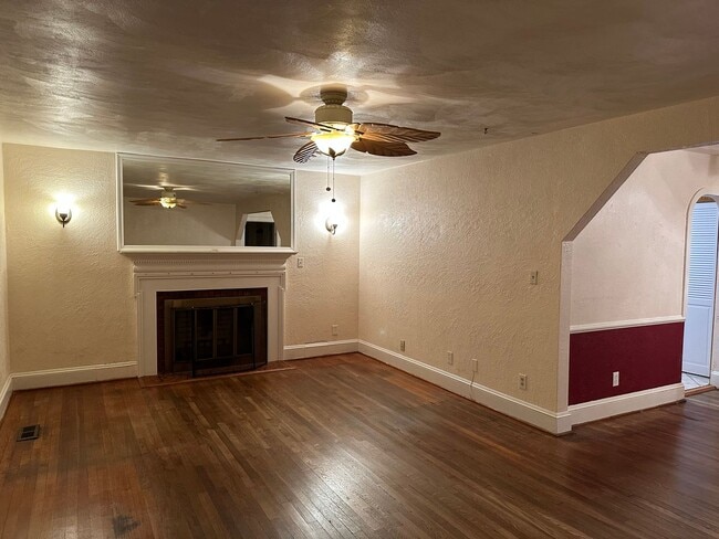Building Photo - 2 Bedroom Downstairs Duplex in Norfolk