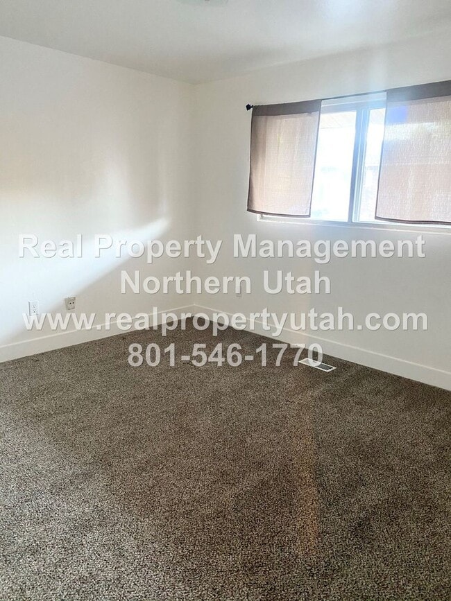 Building Photo - 3 Bedroom 1.5 Bath Townhome Available in Clearfield